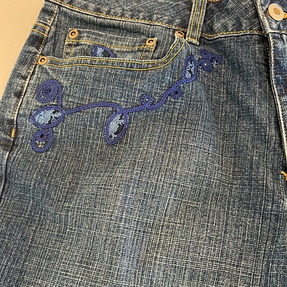 Coldwater Creek Crop Jeans with Decorative Blue Flowers sz.10 - Picture 3 of 9